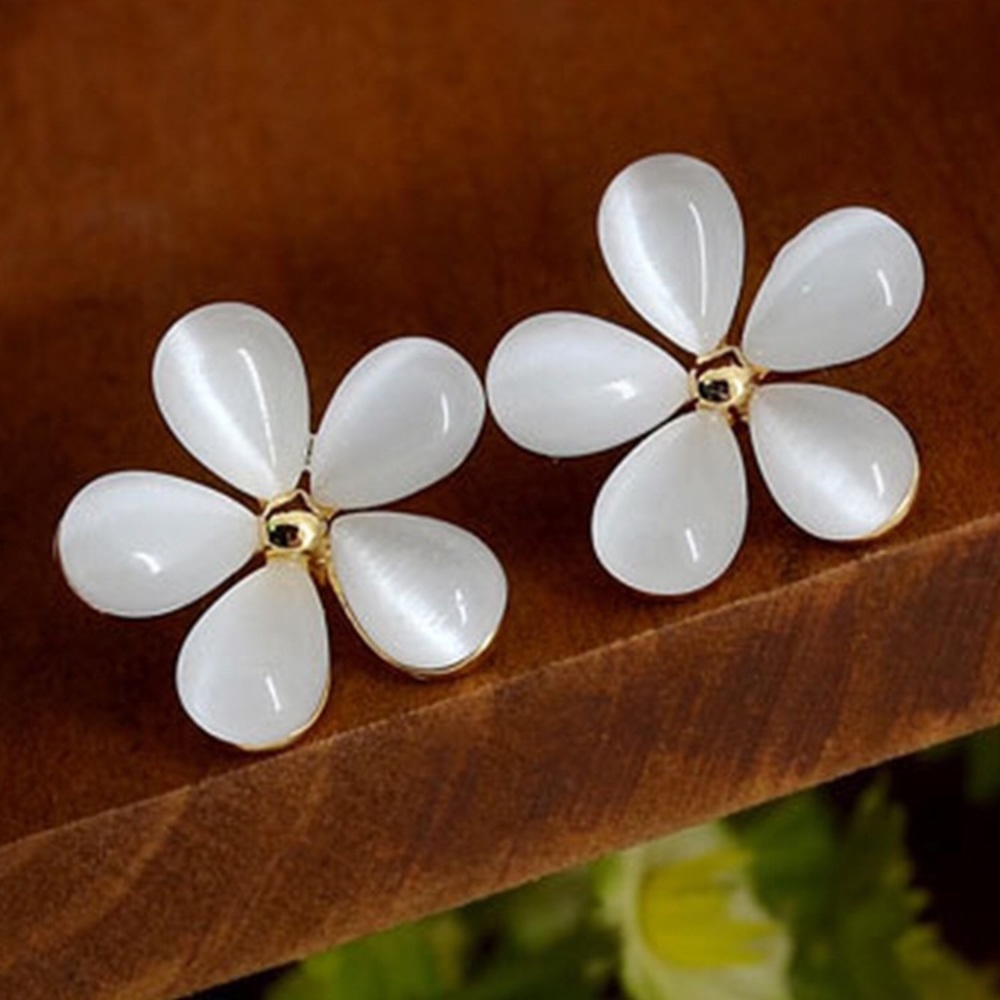 Floral earring - Picture 3 of 5